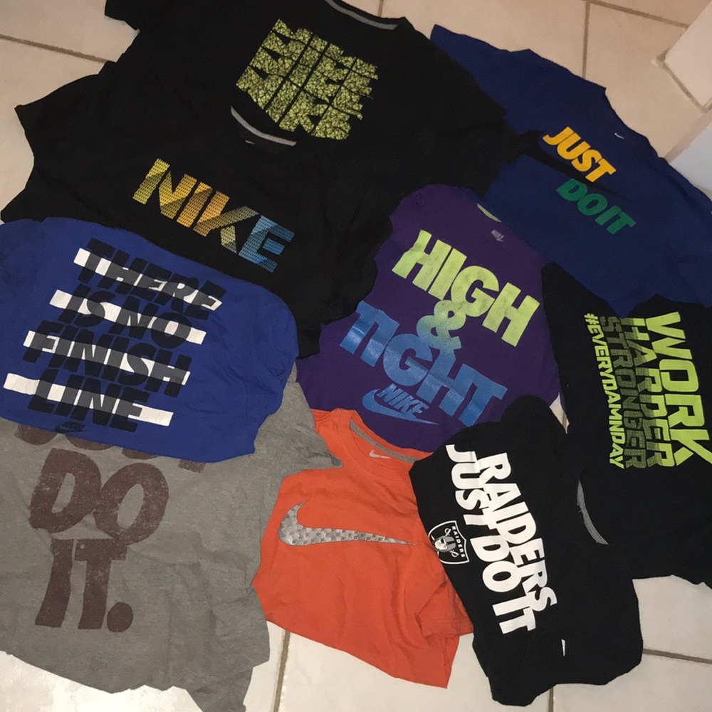 Lot of graphic Nike T-shirts (read description)